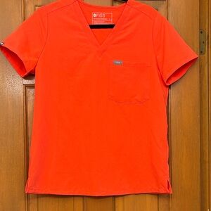 Figs Catarina Scrub top in Fiery Coral size small